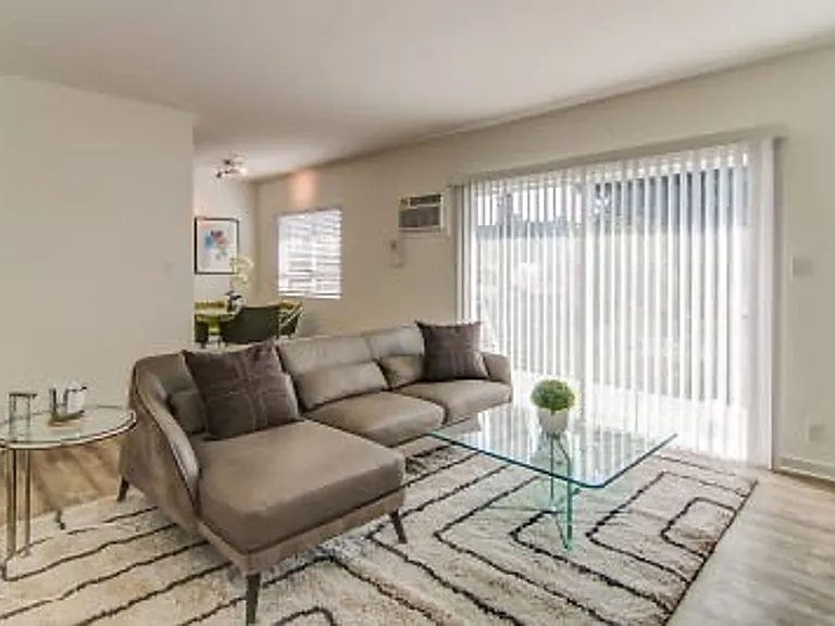 570 N Los Robles Ave — Photo 19