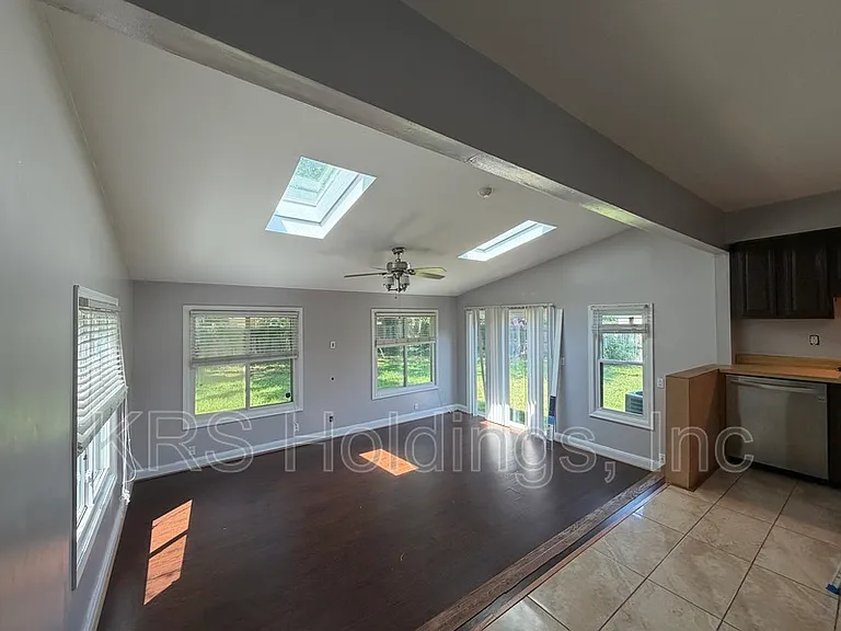 4508 Regent Dr — Photo 2