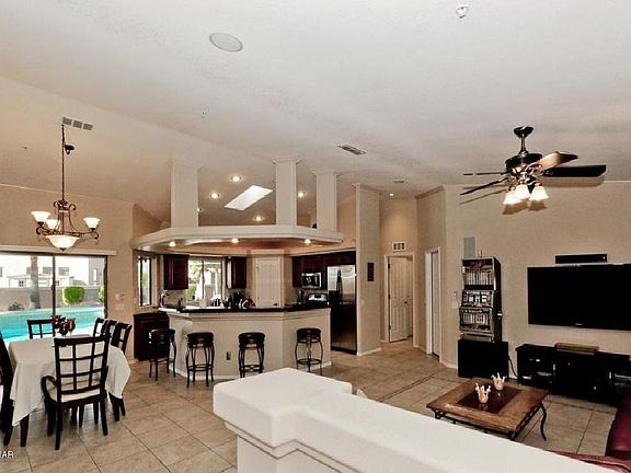 4th image of 1062 Montrose Dr