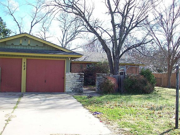 3rd image of 702 Brazos Dr