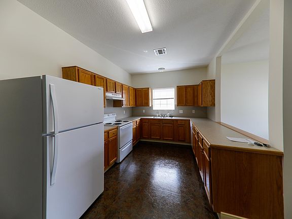 4th image of 810 Derry Dr