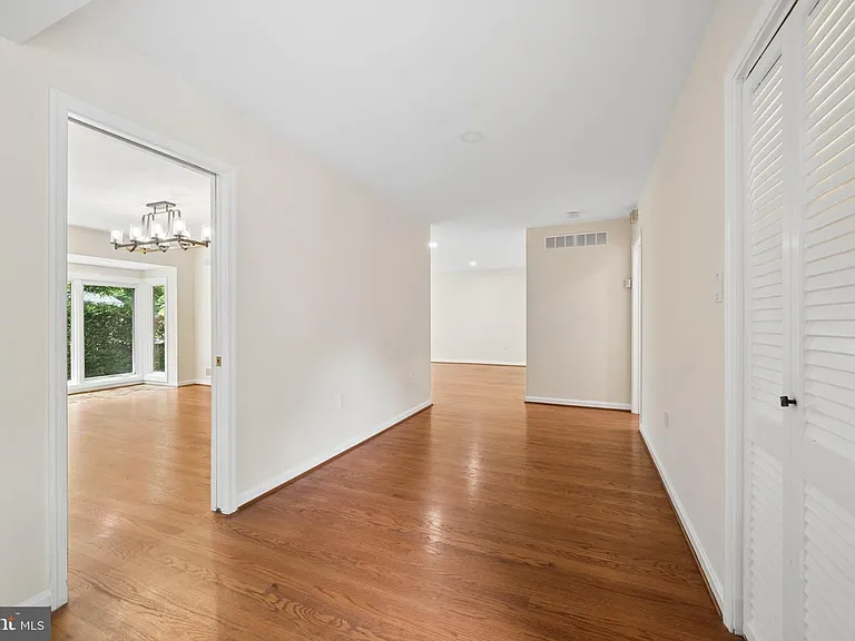 7016 Hopewood St — Photo 10