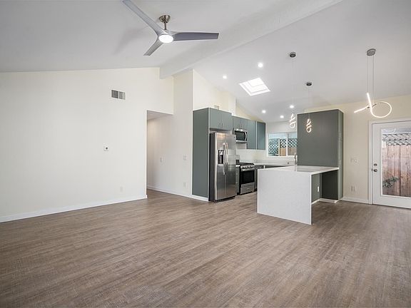 2nd image of 606 Victoria Ave #A
