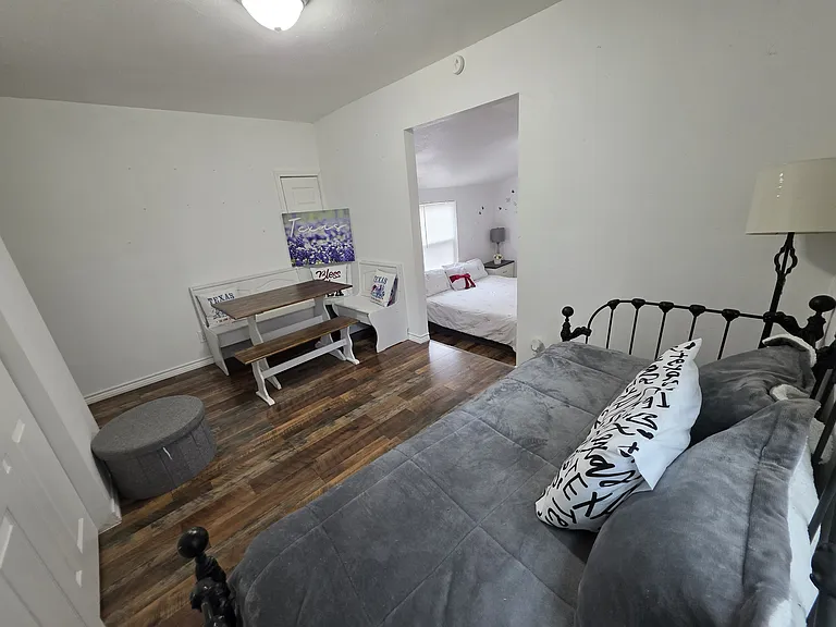 1404 Clinton Ave — Photo 2
