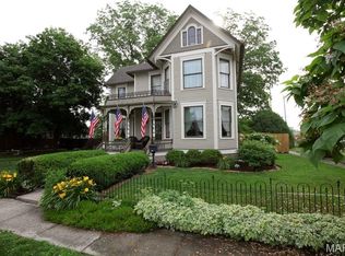 302 N Main St, Saint Elmo, IL 62458