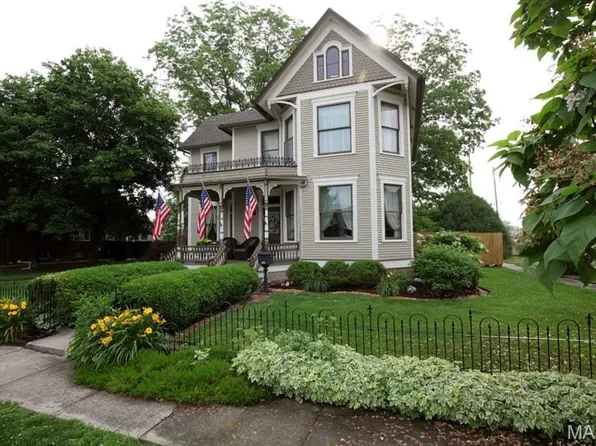 302 N Main St, Saint Elmo, IL 62458
