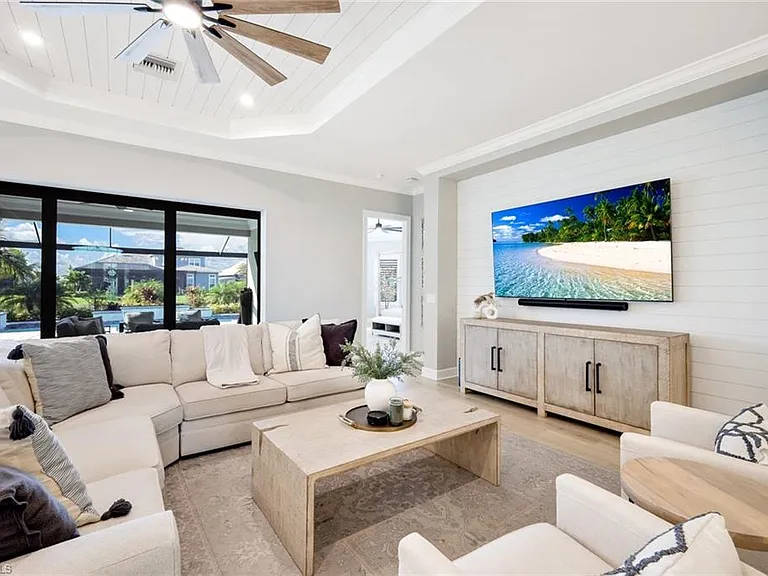11200 Canal Grande Dr — Photo 2