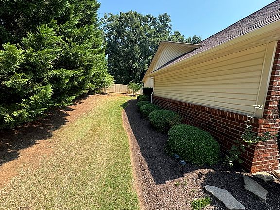 4th image of 156 Charles Towne Dr