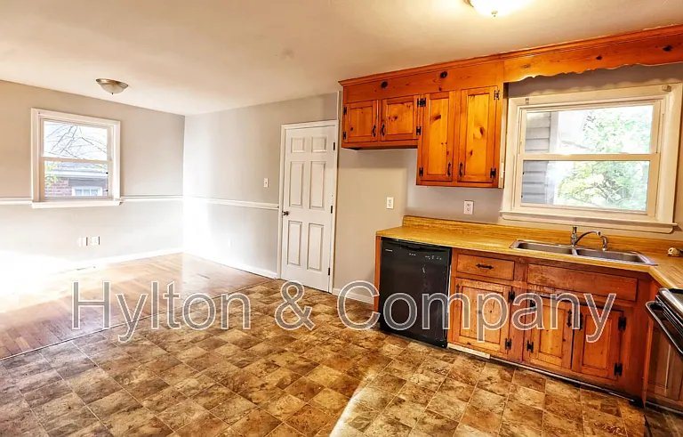 2703 Boston St — Photo 7
