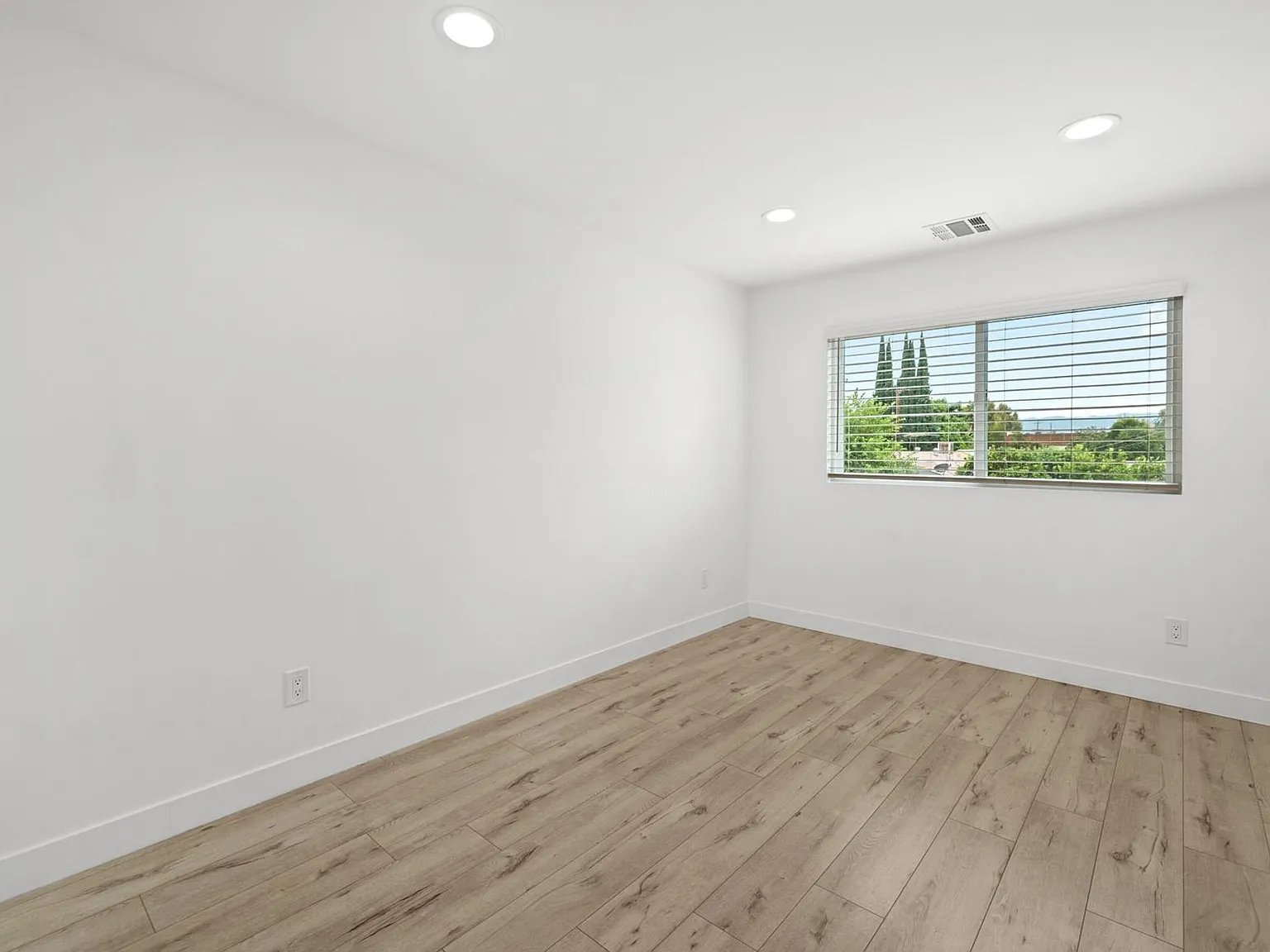 2 bed, 1.5 bath, 1030 sqft, $3,200 — Photo 4