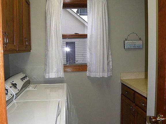 4th image of 665 Rosewood Dr
