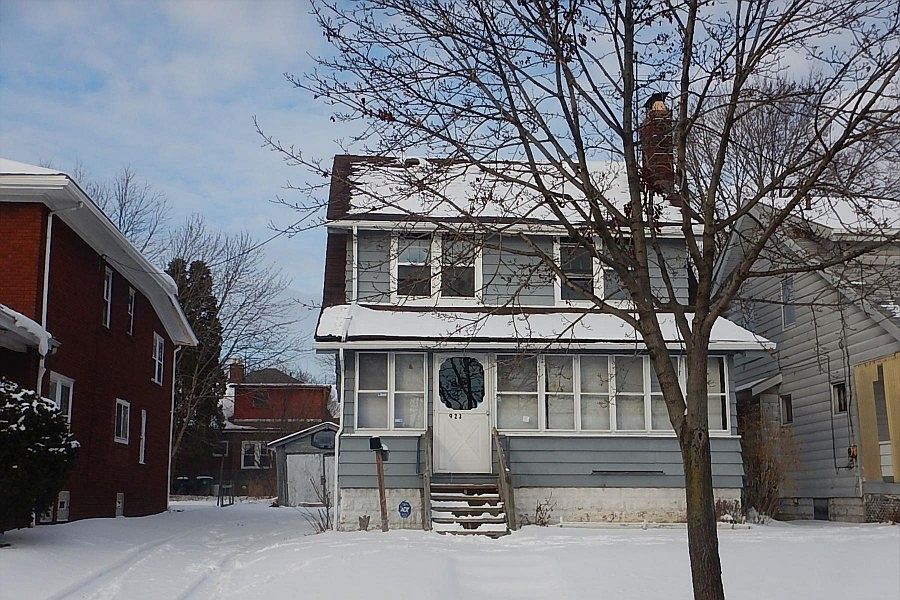 1st image of 923 Lovers Ln