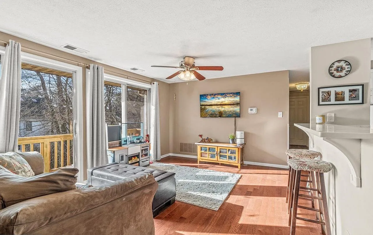 2 bed, 1011 sqft, $2,250 — Photo 4