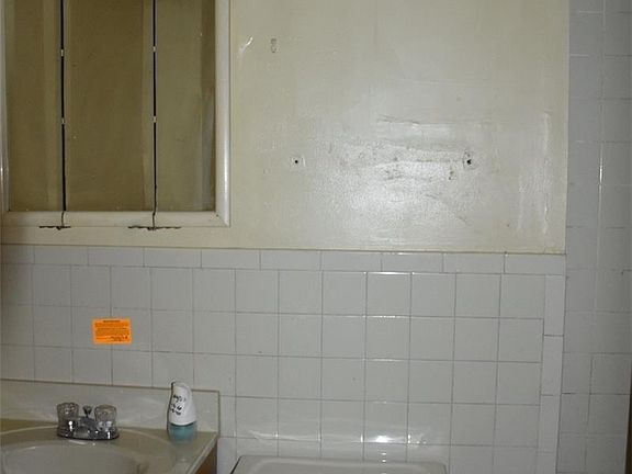 3rd image of 901 E 106th St #A