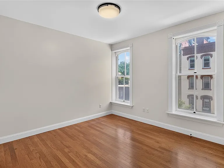 224 E State St — Photo 18