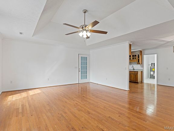 3rd image of 615 Maple St