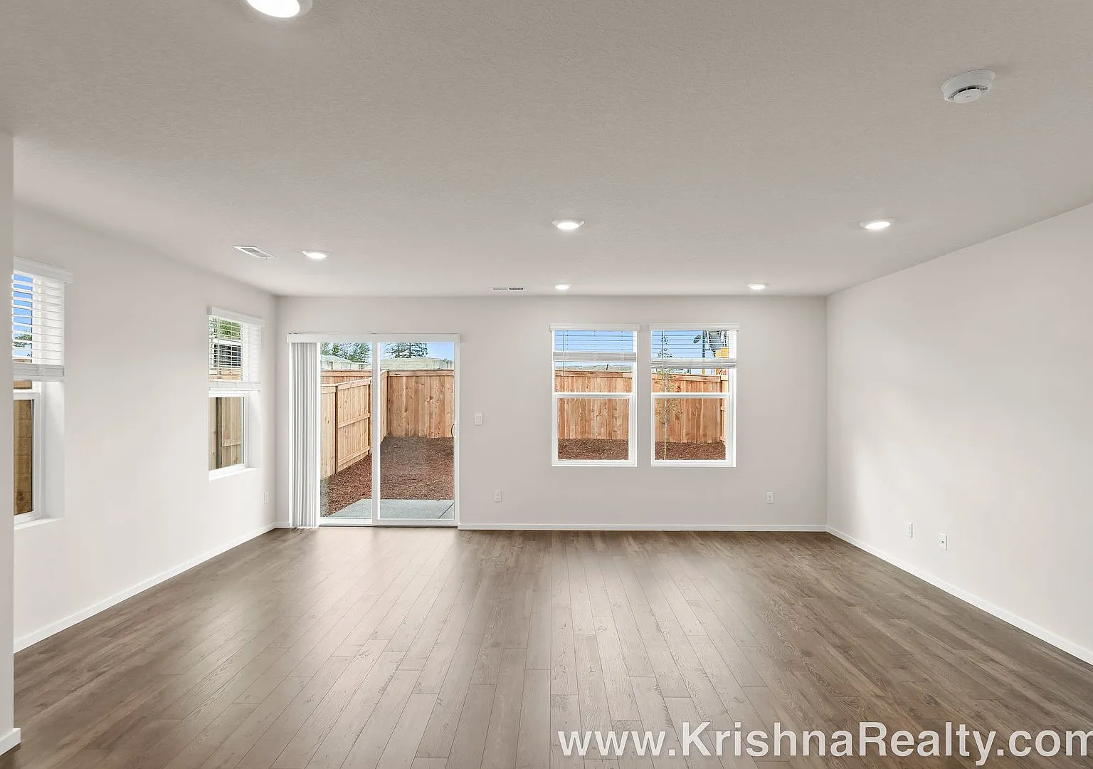 Spacious 2-Year-Old New Construction 4-Bedroom Home With Loft, 2-Car Garage & Private Yard — Photo 4