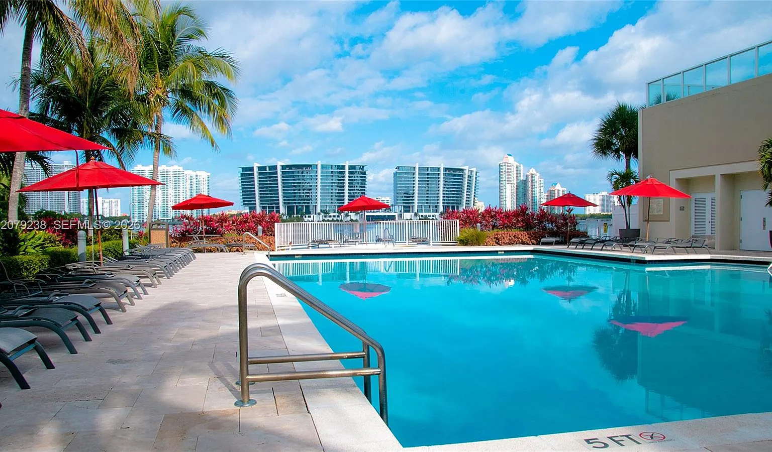 Marina Bay Club Condo Hot — Photo 4