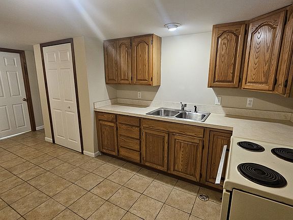 2nd image of 124 N Summit St #11312603