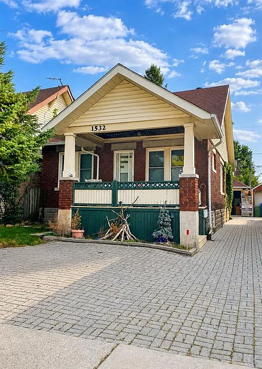 1532 Dufferin Pl