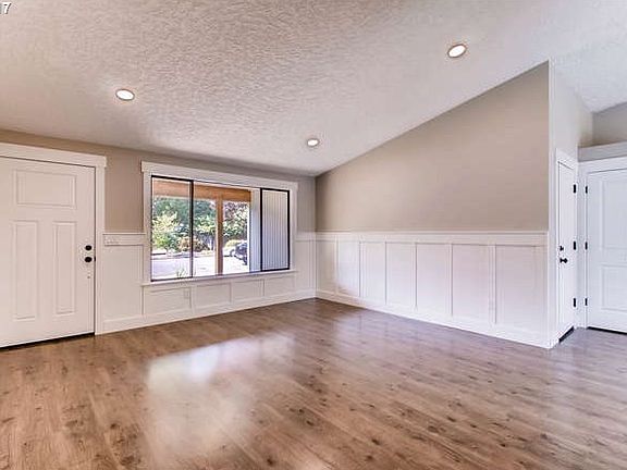 4th image of 4315 NE Wildrose Dr