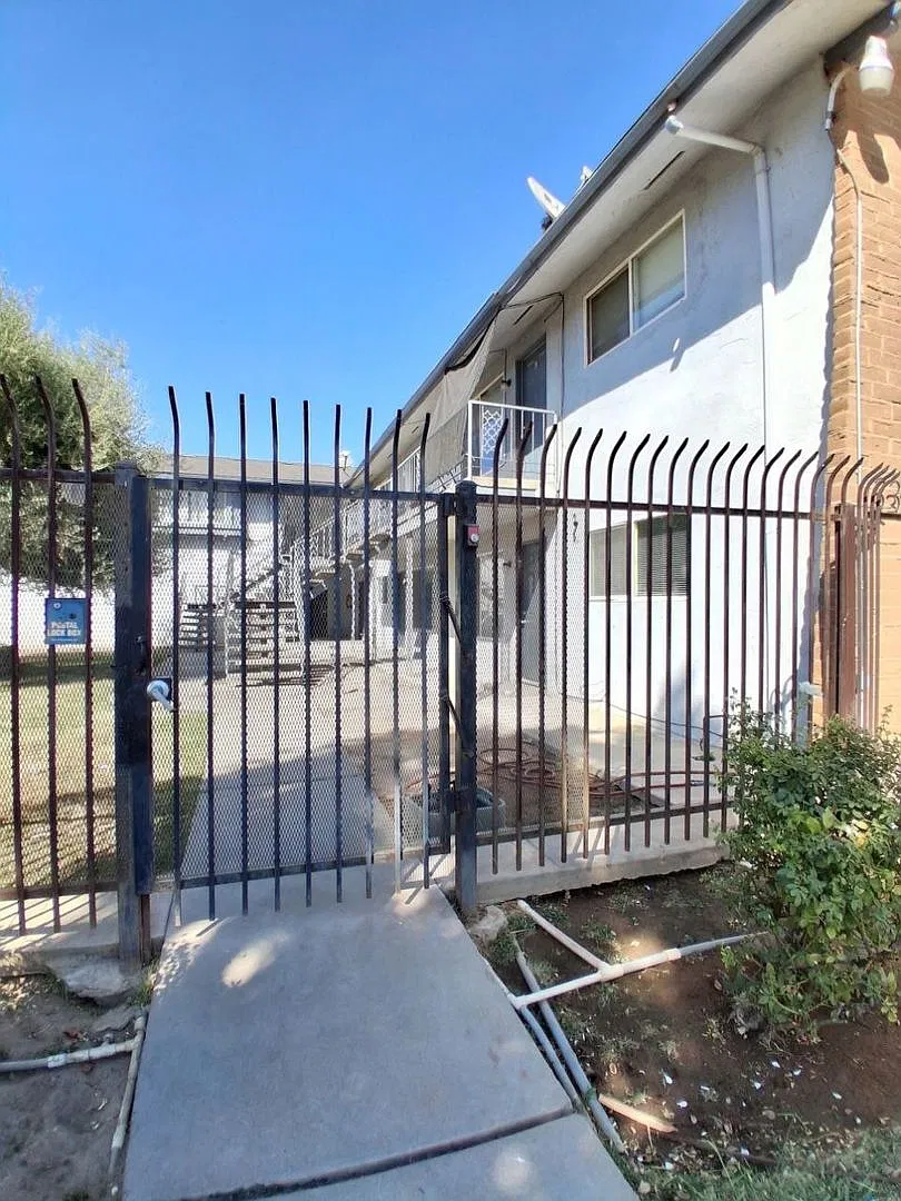 3333 E Fairmont — Photo 4