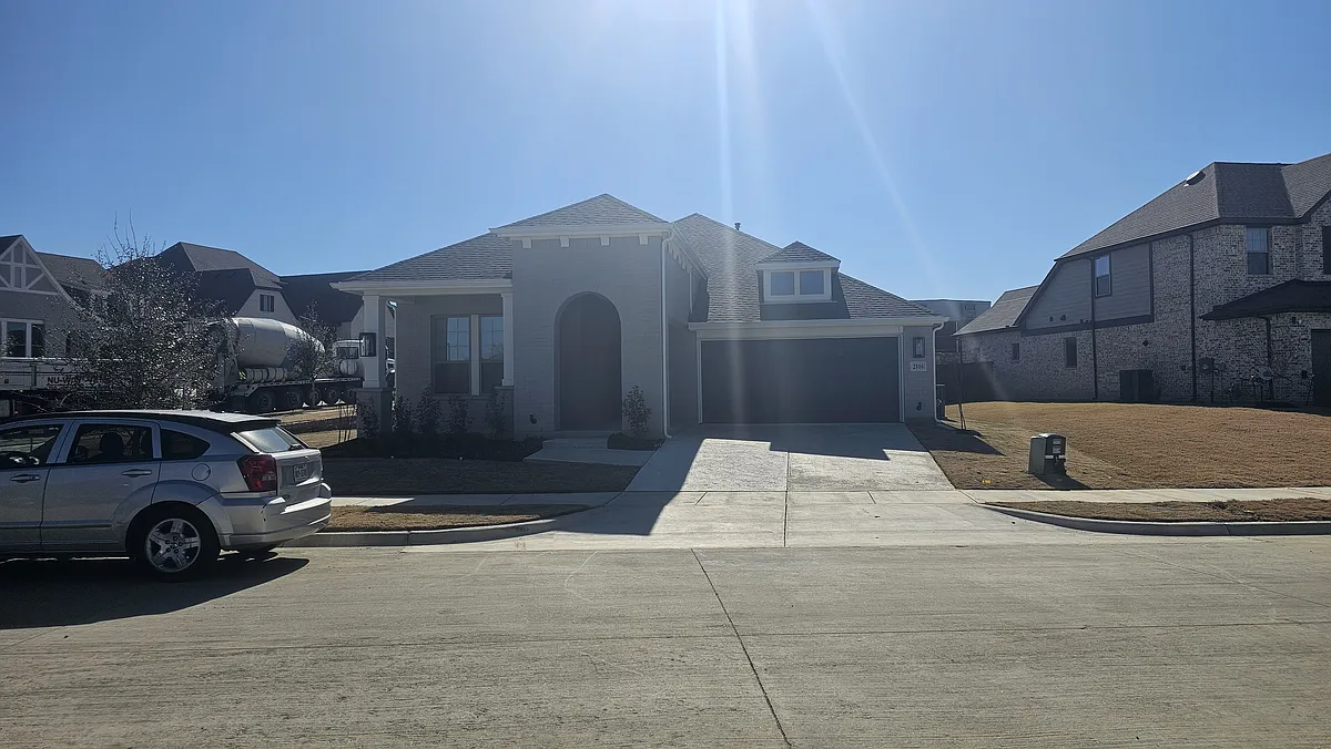Building Photo - 2806 Sparkling Water Dr