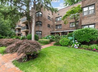 35 Knightsbridge Road #2-B, Great Neck, NY 11021