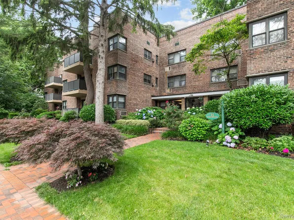 35 Knightsbridge Road #2-B, Great Neck, NY 11021