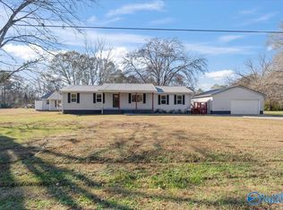50 Lakeshore Dr, Laceys Spring, AL 35754