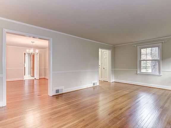 4th image of 2710 Beechwood Pl