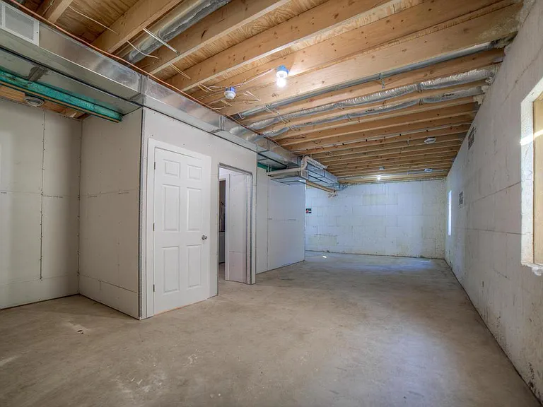 1068 Argyle St — Photo 14