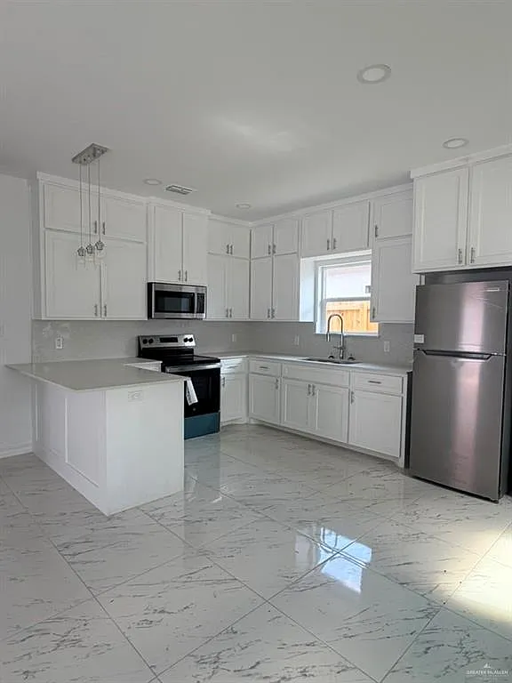 3 bed, 2.0 bath, 2068 sqft, $1,350 — Photo 3