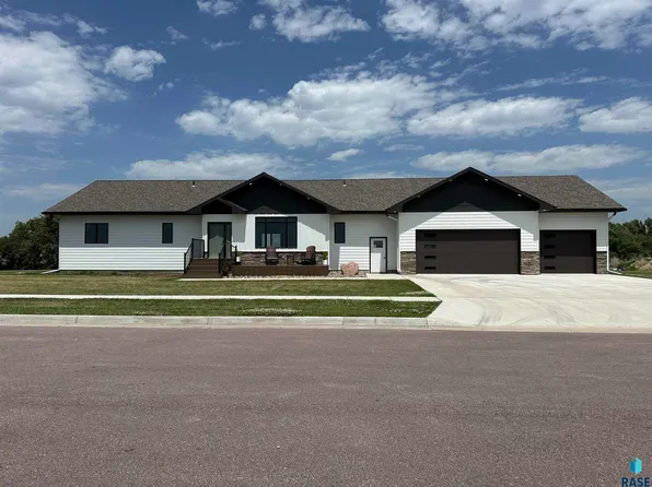 418 W 5th St, Freeman, SD 57029