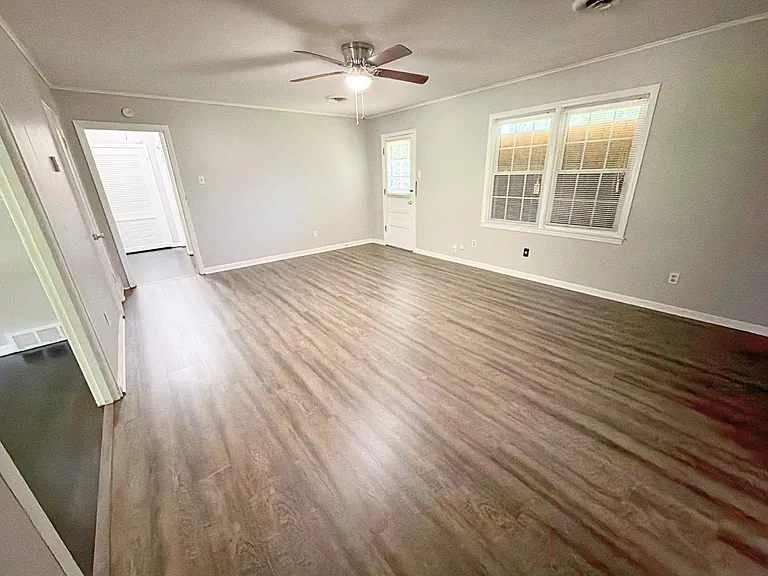 1922 Coventry Dr — Photo 2