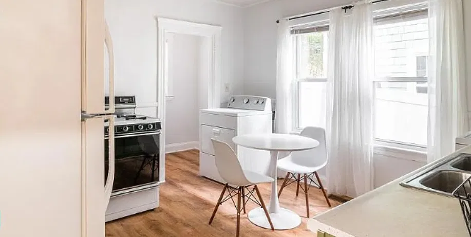 3 bed, 999 sqft, $4,800 — Photo 3