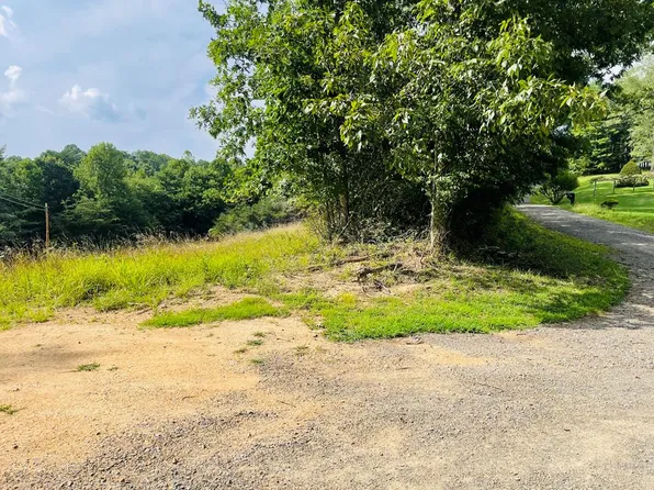 14 Renegade Ln, Hillsville, VA 24343