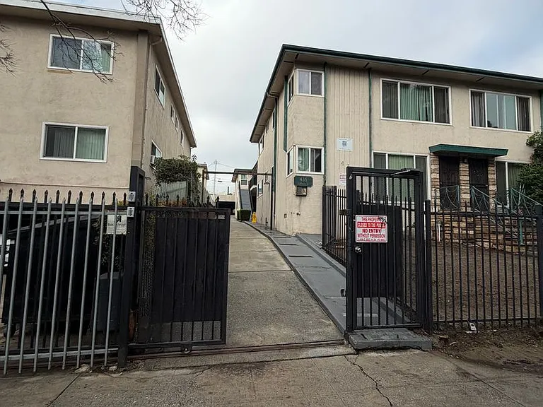 435 S Hoover St — Photo 17