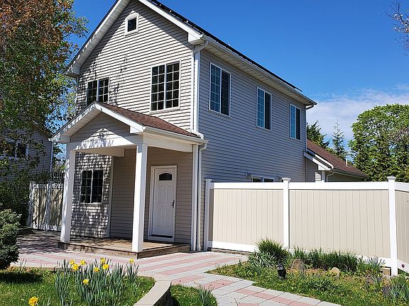 2nd image of 216 Catherine St