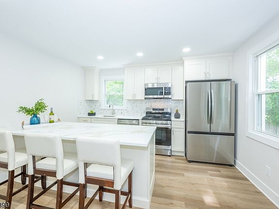 5th image of 730 Plainfield Ave