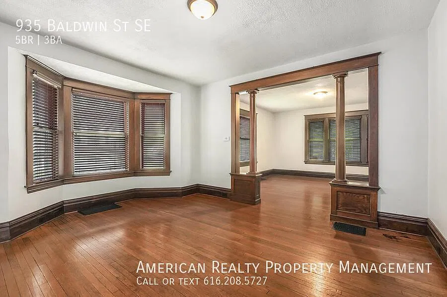 5 bed, 2.5 bath, 2500 sqft, $2,800 — Photo 3