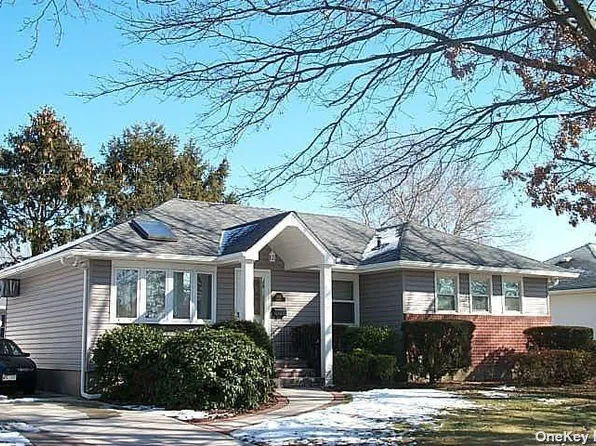 1067 Johnston Ave, Wantagh, NY 11793