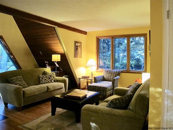 5th image of 8 Lauretta Dr