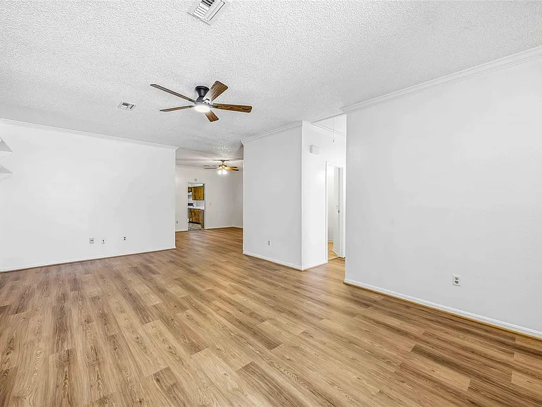 9410 Stonehouse Ln — Photo 4
