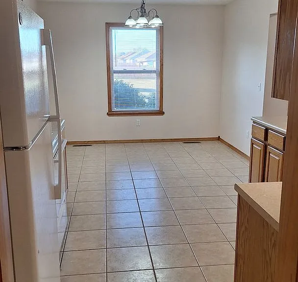 1305 E Hampton Dr — Photo 6