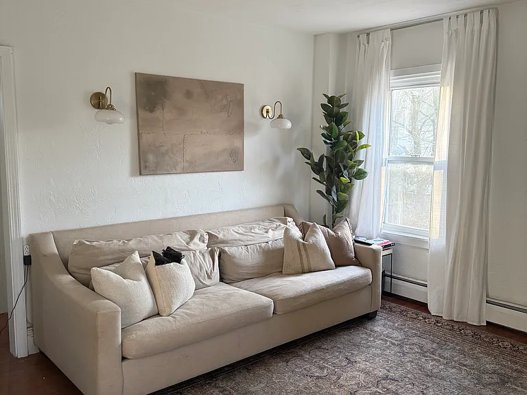 567 Thacher St #2 — Photo 1