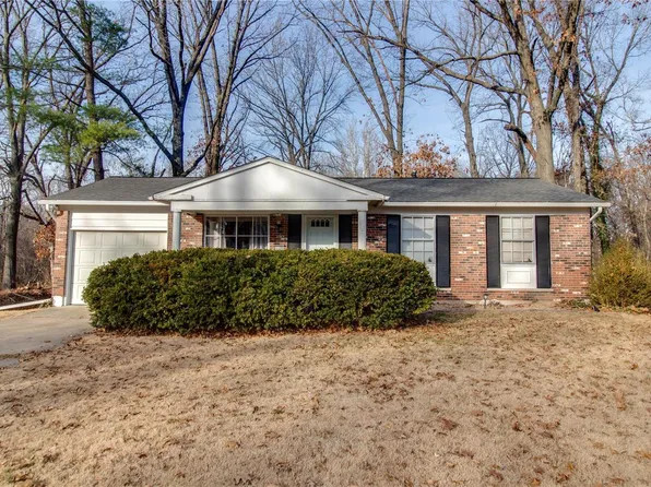 1100 Merlin Ln, Godfrey, IL 62035