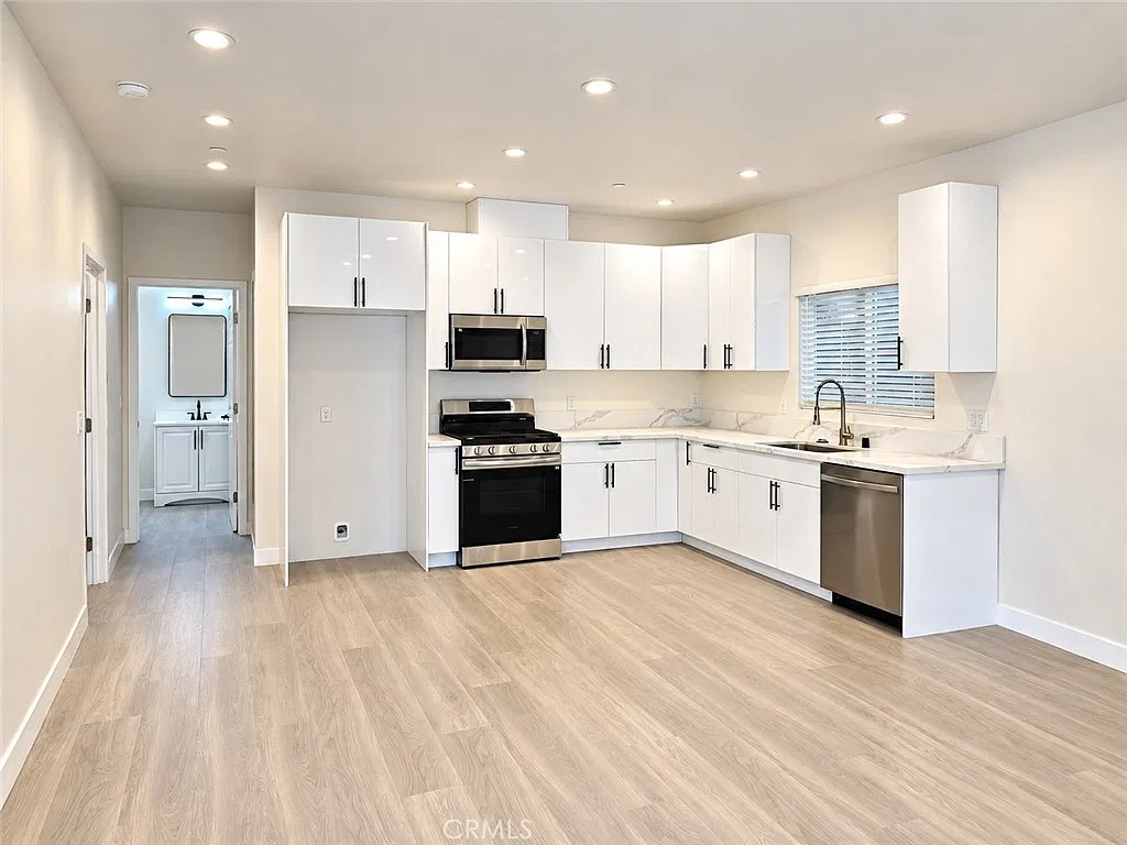 3 bed, 1300 sqft, $3,595 — Photo 3
