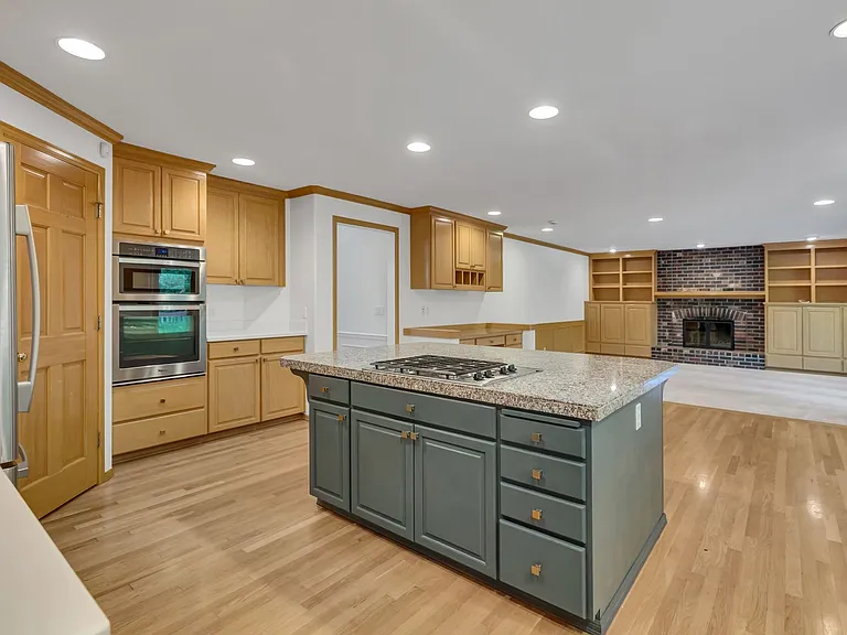 16323 NE 50th Way — Photo 11