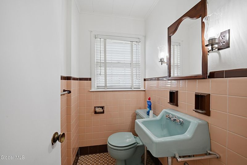 4th image of 98 W Saint Stephens Lane
